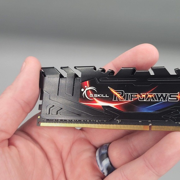 G.SKILL Ripjaws 4 Series 16GB (4x4GB) DDR4 3000 (PC4 24000) F4-3000C15Q-16GRK - Picture 3 of 10